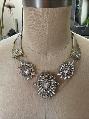 💜💜💜Crystal Statement Necklace - Clear Rhinestone Floral Bib